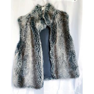 ✨ FAUX FUR ZIP UP VEST ✨